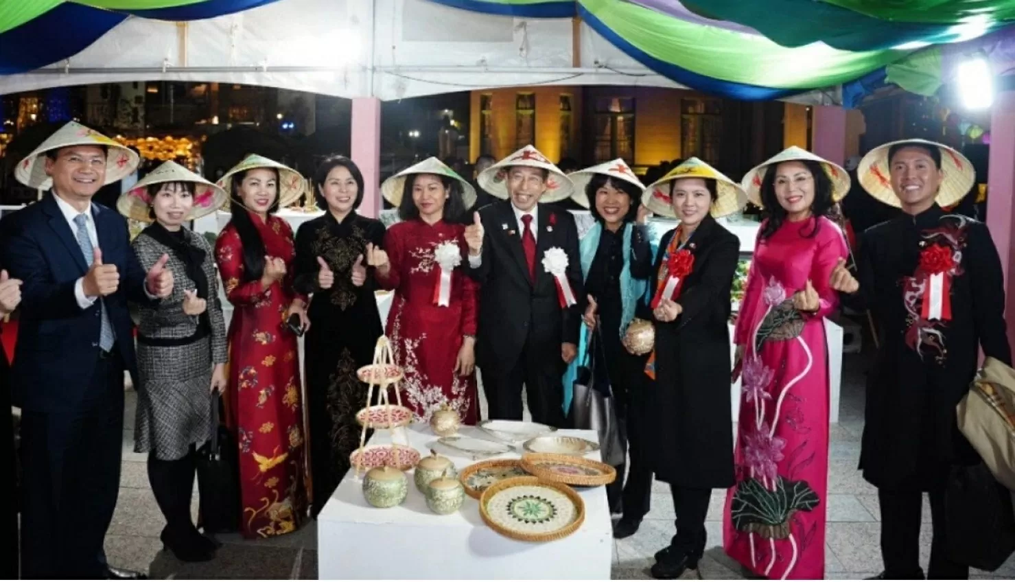 Tổng Lãnh sự Vũ Chi Mai cùng Thống đốc tỉnh Fukuoka và Lãnh đạo thành phố Hà Nội tham quan các gian hàng tại Lễ hội Hà Nội tại Fukuoka tháng 11/2023)