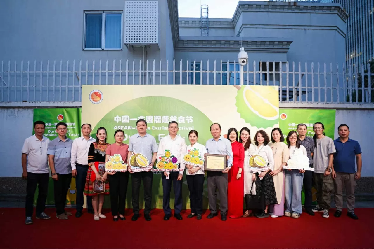Đại sứ Phạm Thanh Bình và cán bộ, nhân viên Đại sứ quán Việt Nam tại Trung Quốc tại sự kiện. (Nguồn: ĐSQ Việt Nam tại Trung Quốc) Sầu riêng Việt Nam ghi dấu ấn tại Lễ hội sầu riêng ASEAN-Trung Quốc