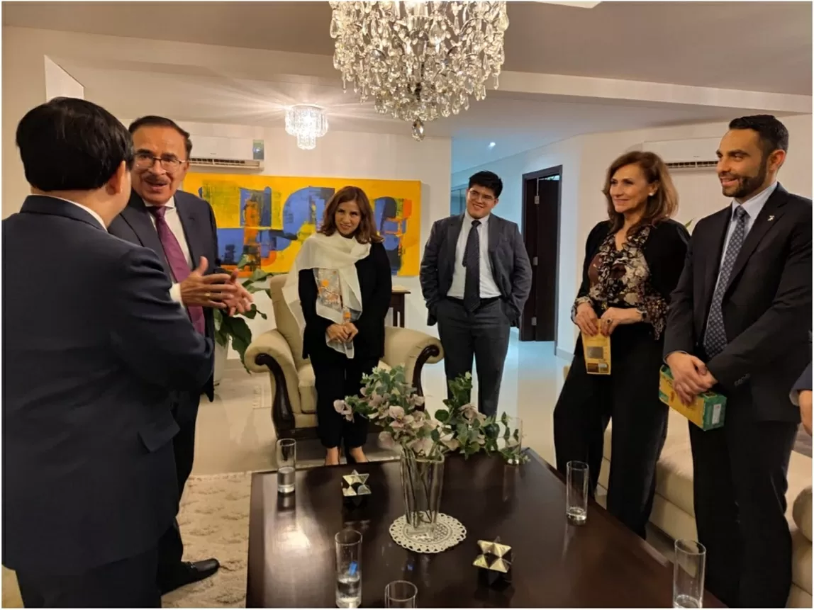 Đại sứ Bùi Văn Nghị gặp gỡ một số doanh nghiệp nổi bật của phía Bolivia.