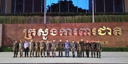 Đoàn tùy viên quân sự nước ngoài thị sát biên giới Campuchia