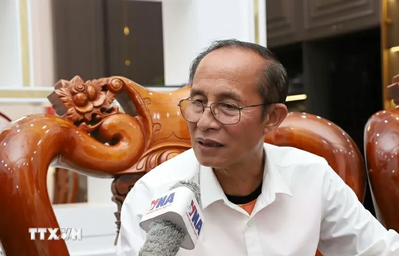 Ông Nguyễn Văn Hùng, Việt kiều ở tỉnh Khammouane, Trung Lào, trả lời phỏng vấn. (Ảnh: Xuân Tú/TTXVN) Ông Nguyễn Văn Hùng, Việt kiều ở tỉnh Khammouane, Trung Lào, trả lời phỏng vấn. (Ảnh: Xuân Tú/TTXVN)