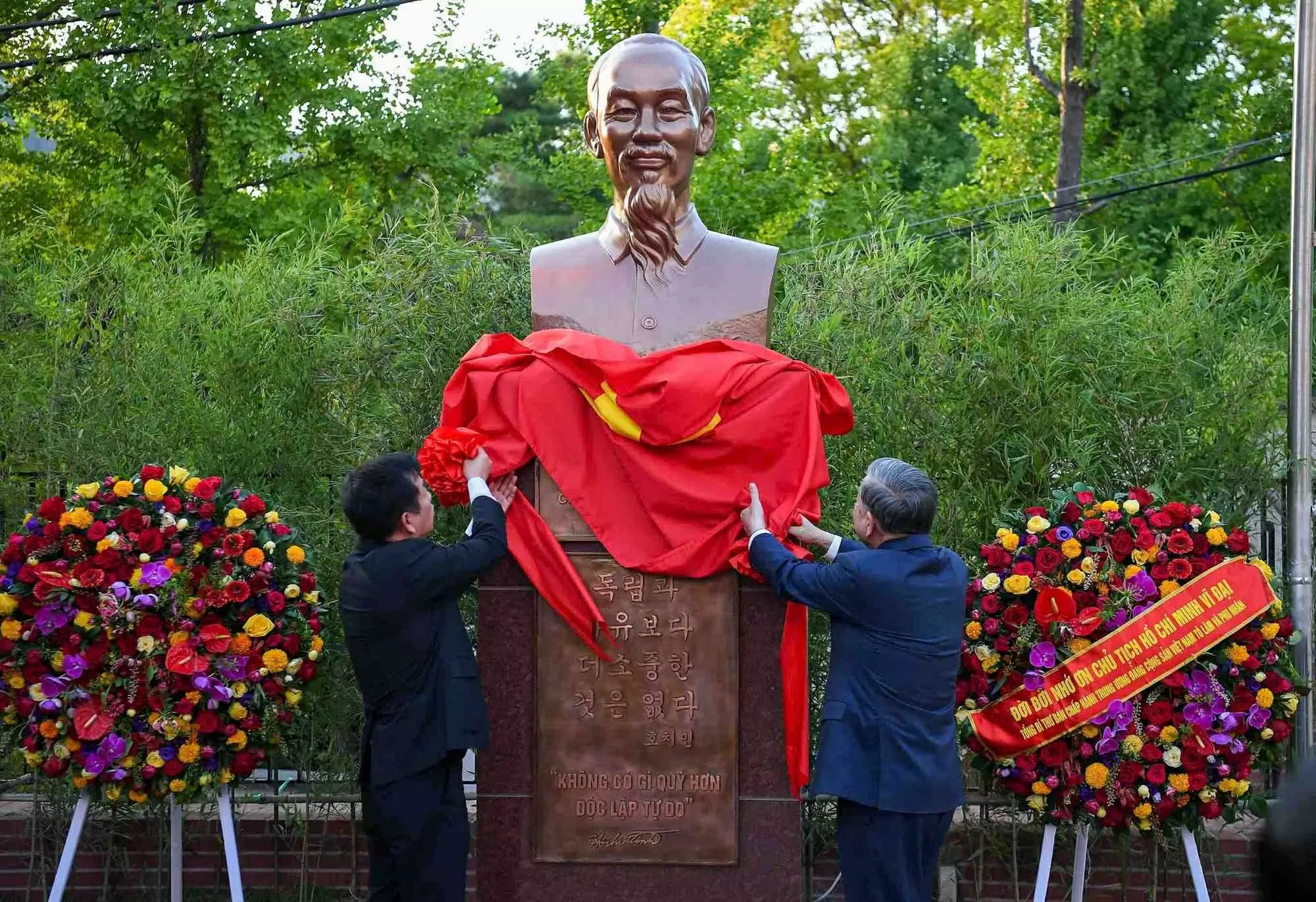 Tổng Bí thư Tô Lâm dự Lễ khánh thành tượng Chủ tịch Hồ Chí Minh tại Hàn Quốc Tổng Bí thư Tô Lâm dự Lễ khánh thành tượng Chủ tịch Hồ Chí Minh tại Hàn Quốc