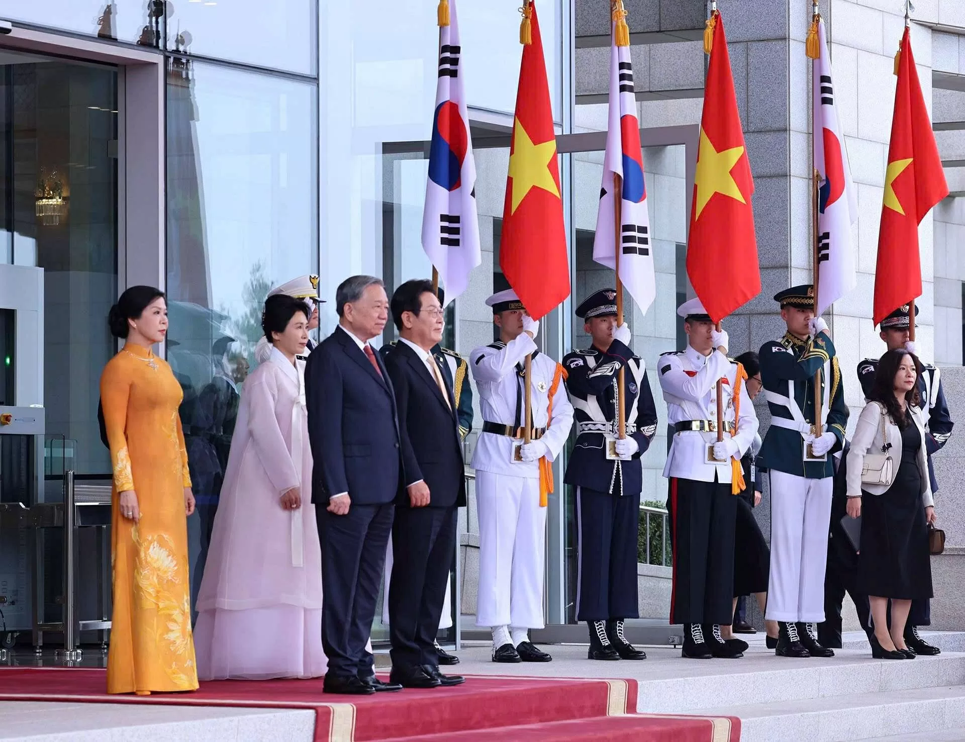 Tổng thống Hàn Quốc Lee Jae Myung và Phu nhân chào mừng Tổng Bí thư Tô Lâm và Phu nhân.
