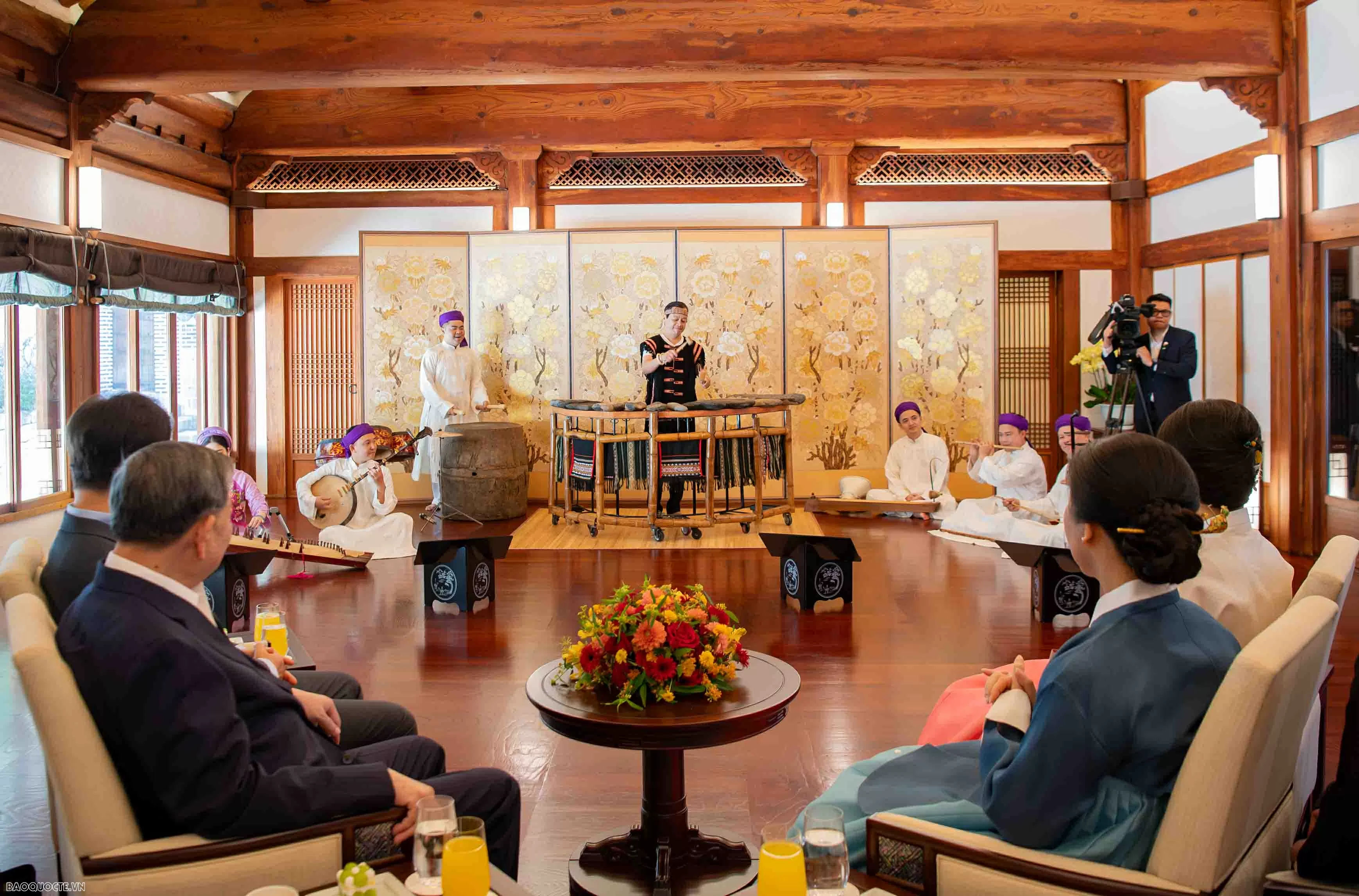 Tổng thống Hàn Quốc và Phu nhân chơi nhạc cụ truyền thống Việt Nam