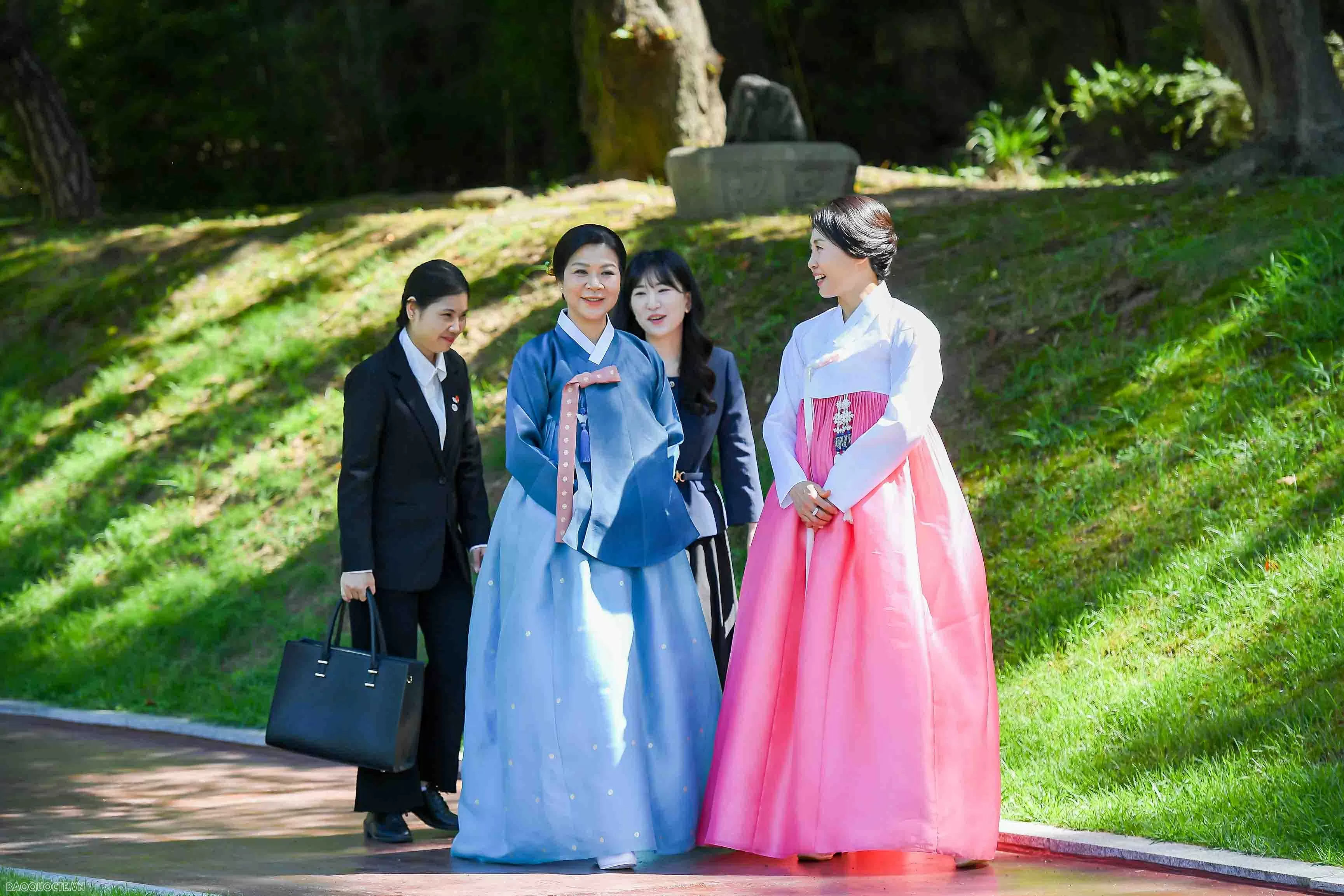 Tổng thống Hàn Quốc và Phu nhân chơi nhạc cụ truyền thống Việt Nam