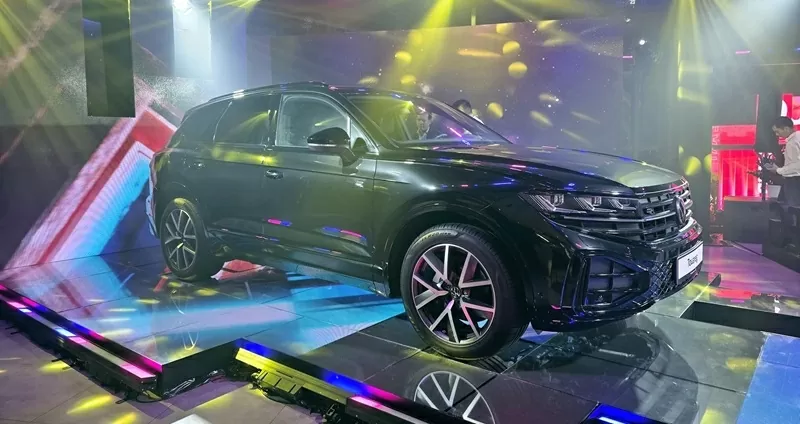 Cụm đèn pha cải tiến với ba thấu kính tách biệt, kết hợp cùng dải đèn định vị sắc nét, mang phong cách hiện đại hơn hẳn. 