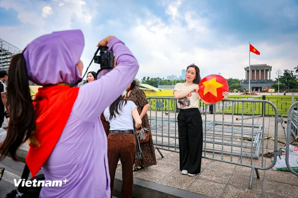 Đông đảo người dân đổ về chụp ảnh kỷ niệm, lưu lại thời khắc lịch sử trước Quảng trường Ba Đình Đông đảo người dân đổ về chụp ảnh kỷ niệm, lưu lại thời khắc lịch sử trước Quảng trường Ba Đình