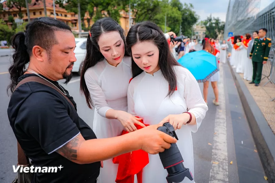 Đông đảo người dân đổ về chụp ảnh kỷ niệm, lưu lại thời khắc lịch sử trước Quảng trường Ba Đình Đông đảo người dân đổ về chụp ảnh kỷ niệm, lưu lại thời khắc lịch sử trước Quảng trường Ba Đình