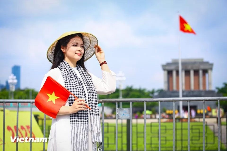 Đông đảo người dân đổ về chụp ảnh kỷ niệm, lưu lại thời khắc lịch sử trước Quảng trường Ba Đình Đông đảo người dân đổ về chụp ảnh kỷ niệm, lưu lại thời khắc lịch sử trước Quảng trường Ba Đình