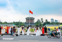 Đông đảo người dân đổ về chụp ảnh kỷ niệm, lưu lại thời khắc lịch sử trước Quảng trường Ba Đình