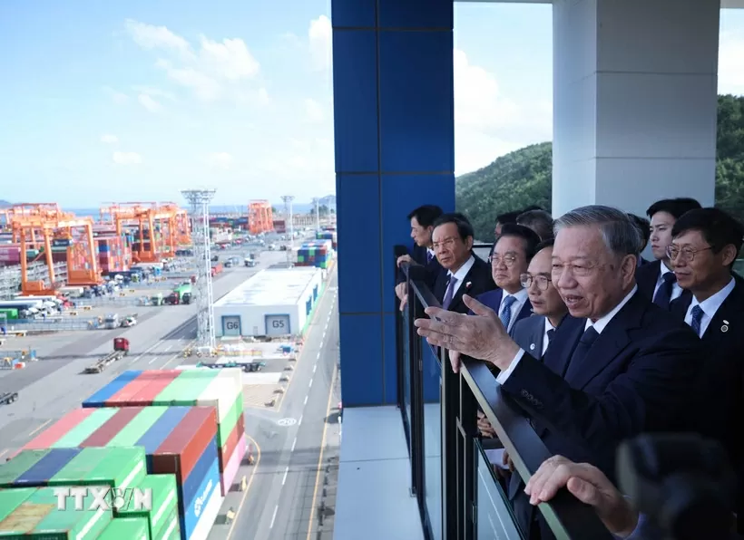 Party General Secretary To Lam visits Busan Port, highlights potential of Vietnam &ndash; RoK maritime cooperation