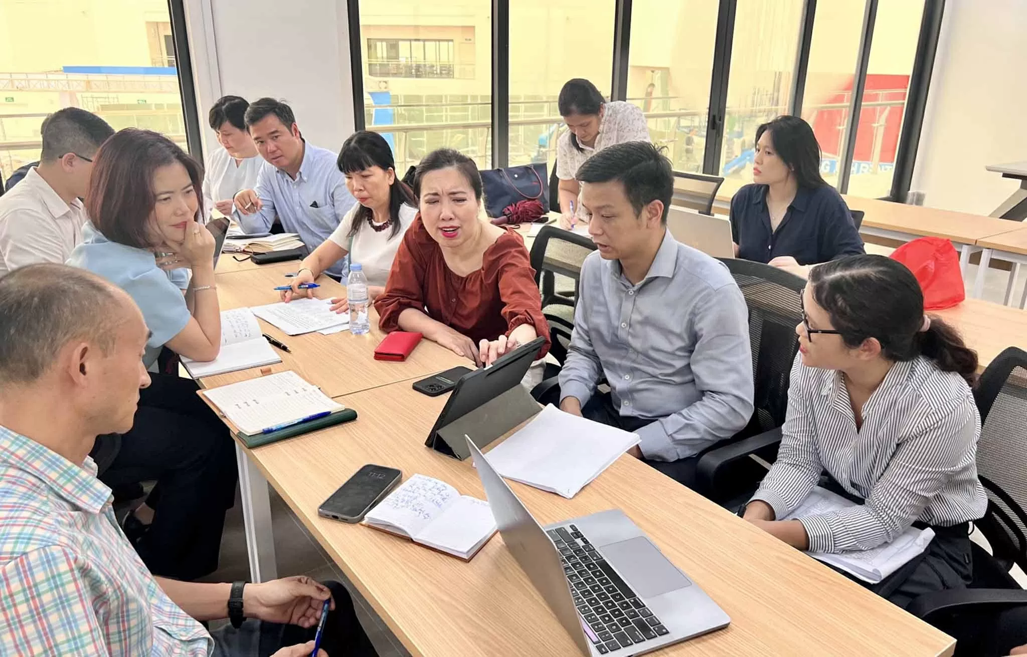 Thứ trưởng Lê Thị Thu Hằng kiểm tra công tác chuẩn bị không gian trưng bày của ngành Ngoại giao tại Triển lãm thành tựu đất nước