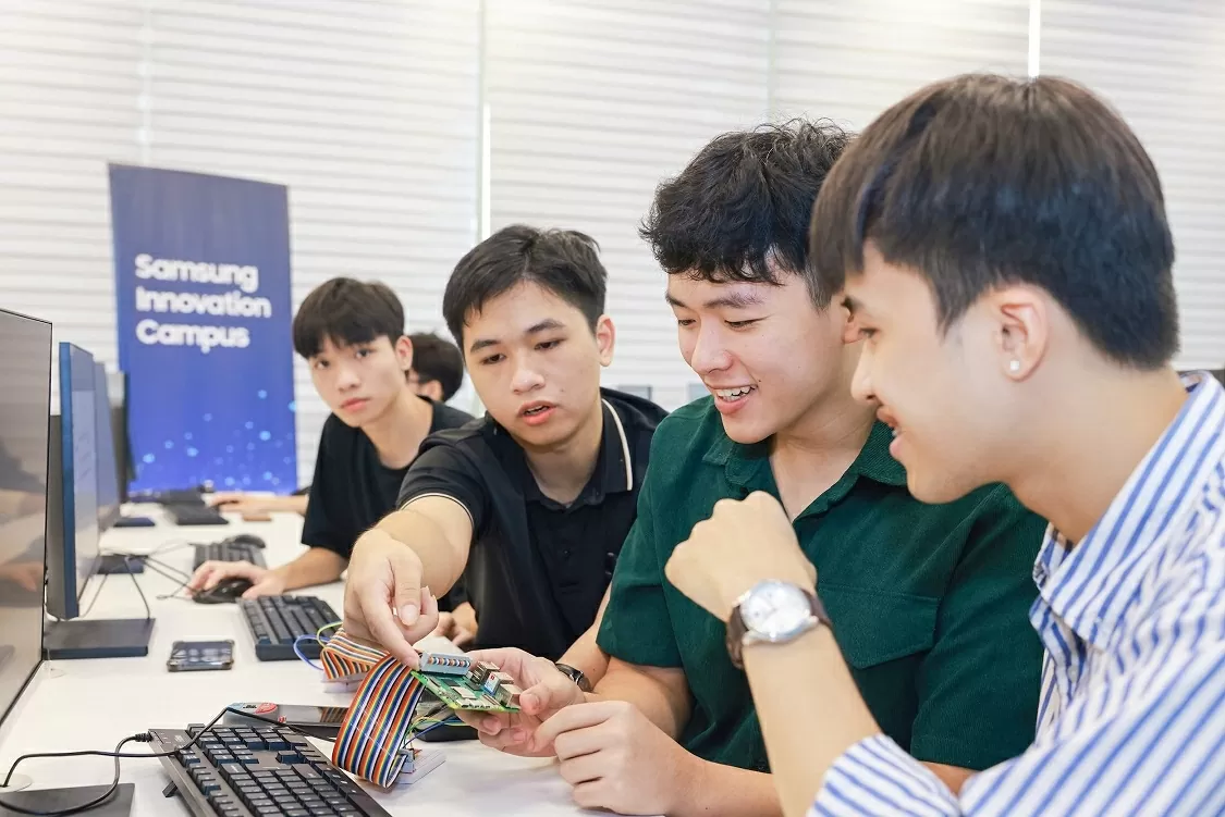 Samsung hỗ trợ Việt Nam hiện thực hóa mục tiêu đào tạo 50.000 kỹ sư ngành bán dẫn đến năm 2030 Samsung hỗ trợ Việt Nam hiện thực hóa mục tiêu đào tạo 50.000 kỹ sư ngành bán dẫn đến năm 2030
