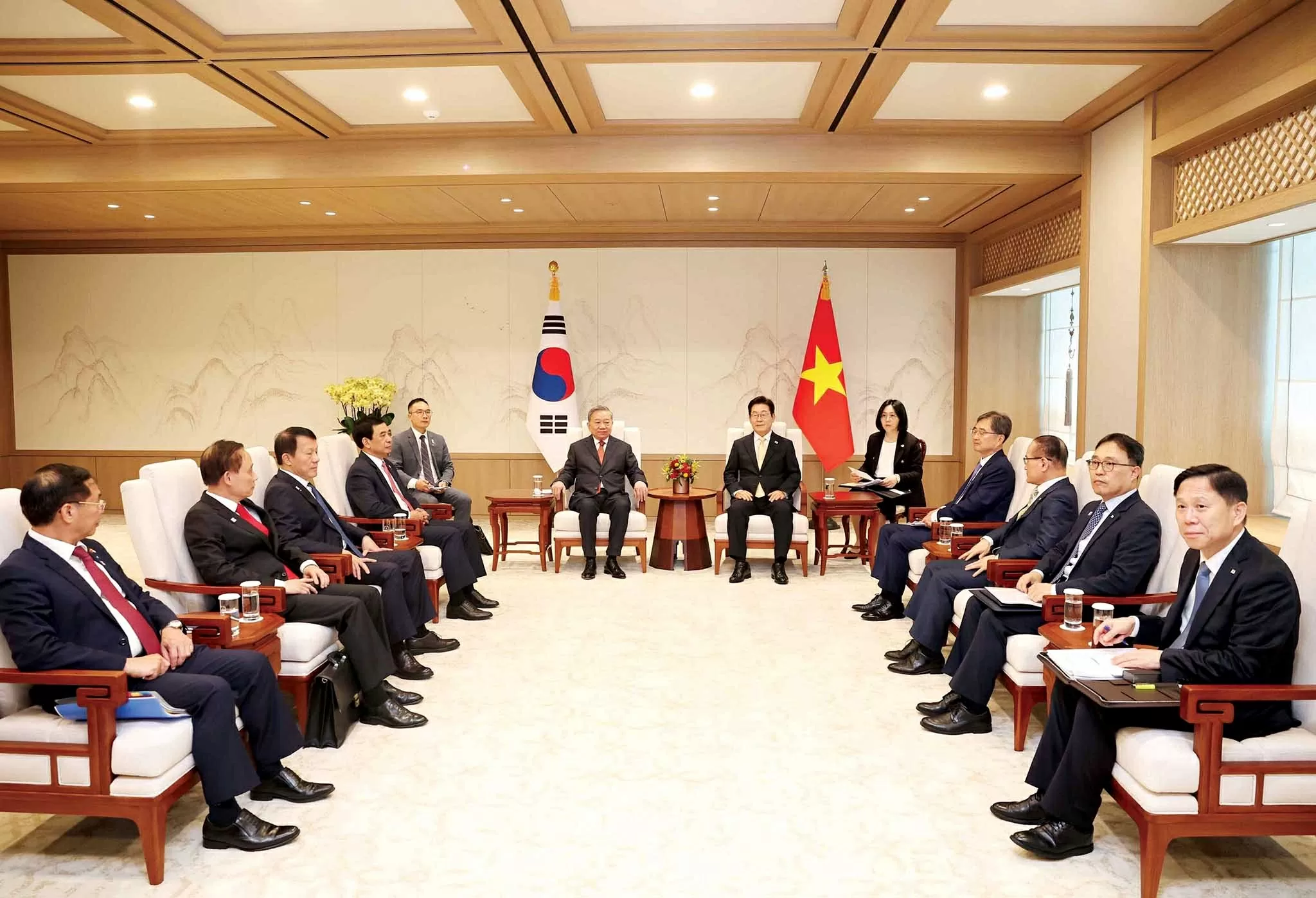 Tổng Bí thư Tô Lâm hội đàm với Tổng thống Hàn Quốc Lee Jae Myung, ngày 11/8. (Nguồn: TTXVN) Tổng Bí thư Tô Lâm hội đàm với Tổng thống Hàn Quốc Lee Jae Myung, ngày 11/8. (Nguồn: TTXVN)