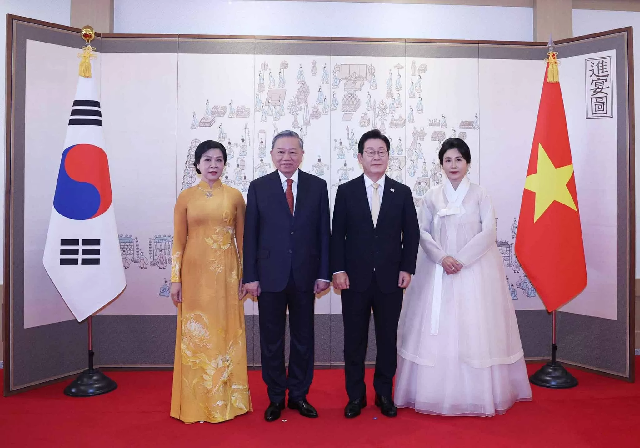 Tổng thống Hàn Quốc Lee Jae Myung và Phu nhân chào mừng Tổng Bí thư Tô Lâm và Phu nhân, ngày 11/8. (Ảnh: Nguyễn Hồng) Tổng thống Hàn Quốc Lee Jae Myung và Phu nhân chào mừng Tổng Bí thư Tô Lâm và Phu nhân, ngày 11/8. (Ảnh: Nguyễn Hồng)