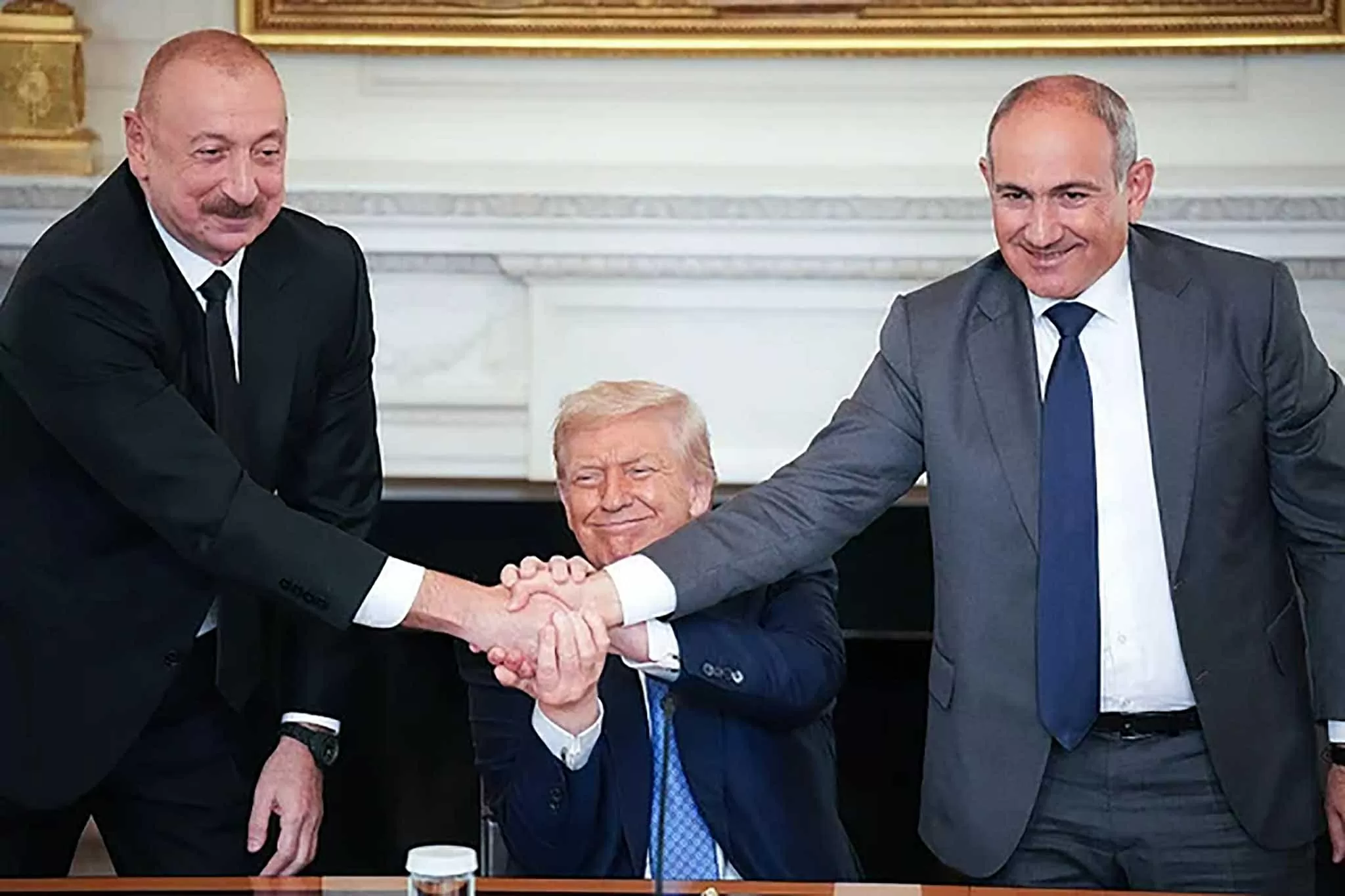 Cuộc họp giữa Thủ tướng Armenia Nikol Pashinyan và Tổng thống Azerbaijan Ilham Aliyev, với vai trò trung gian của Tổng thống Donald Trump tại Washington D.C, ngày 8/8. (Nguồn: Getty Images) Cuộc họp giữa Thủ tướng Armenia Nikol Pashinyan và Tổng thống Azerbaijan Ilham Aliyev, với vai trò trung gian của Tổng thống Donald Trump tại Washington D.C, ngày 8/8. (Nguồn: Getty Images)