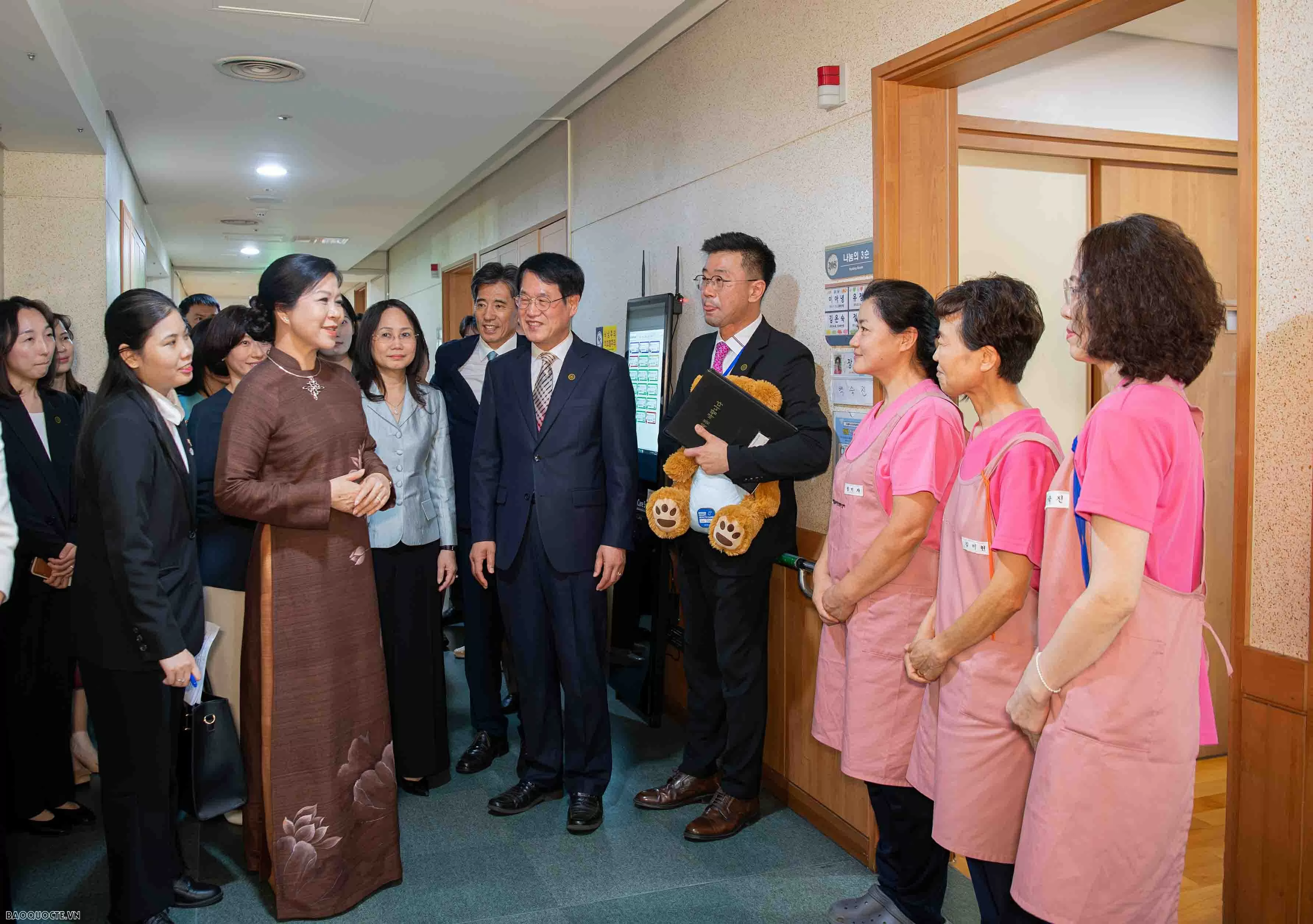 Phu nhân Tổng Bí thư thăm trung tâm dưỡng lão Dongbu Seoul, gia đình đa văn hoá Việt-Hàn