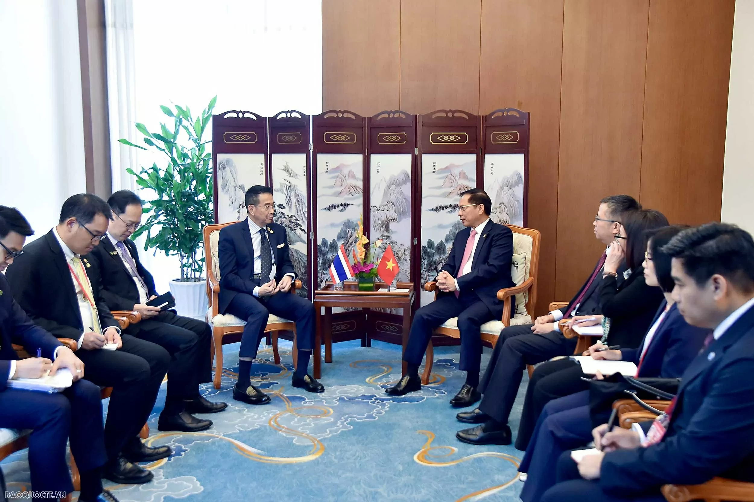 Phó Thủ tướng, Bộ trưởng Ngoại giao Bùi Thanh Sơn gặp Bộ trưởng Ngoại giao Thái Lan. Phó Thủ tướng, Bộ trưởng Ngoại giao Bùi Thanh Sơn gặp Bộ trưởng Ngoại giao Thái Lan.