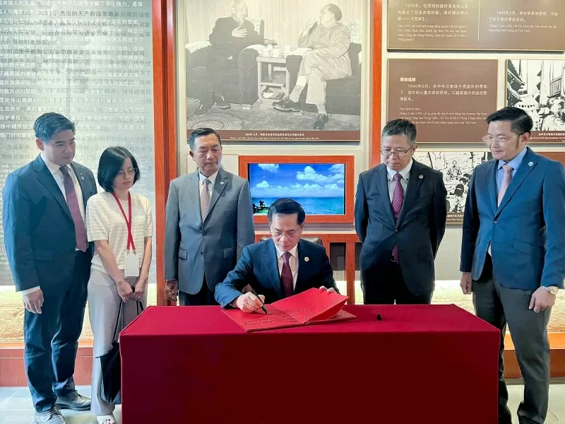 Phó Thủ tướng Bùi Thanh Sơn thăm Khu di tích Chủ tịch Hồ Chí Minh tại Côn Minh, Trung Quốc