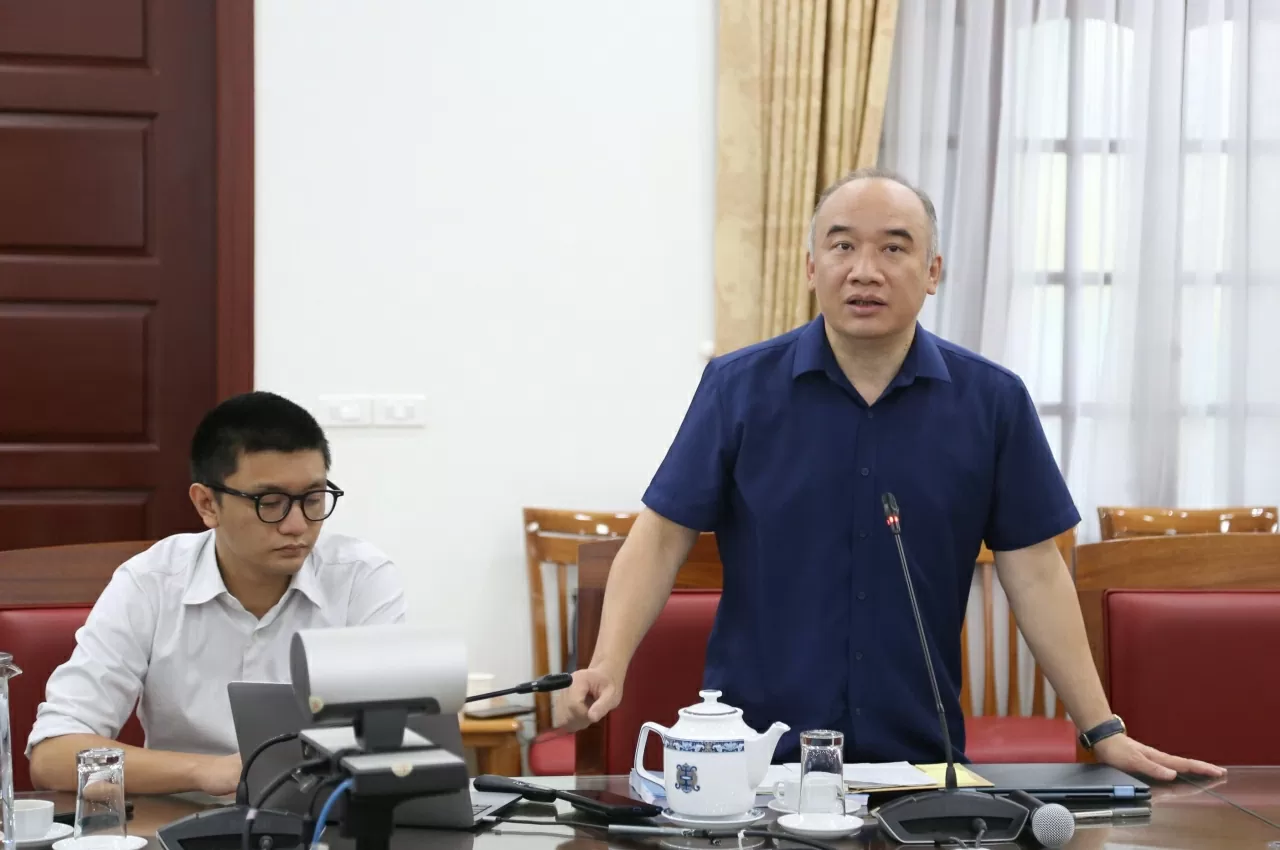 Phó Giám đốc Học viện Ngoại giao Nguyễn Mạnh Đông báo cáo tiến độ Không gian triển lãm Ngành Ngoại giao. (Ảnh: Thành Long)
