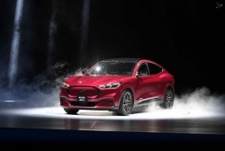 Cận cảnh xe điện Ford Mustang Mach-E vừa ra mắt tại Việt Nam, giá 2,599 tỷ đồng