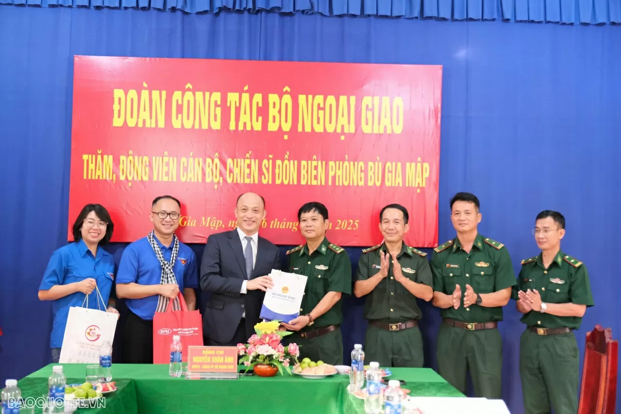 Đoàn công tác thanh niên Bộ Ngoại giao thăm, động viên cán bộ, chiến sĩ Đồn Biên phòng Bù Gia Mập, Đồng Nai Đoàn công tác thanh niên Bộ Ngoại giao thăm, động viên cán bộ, chiến sĩ Đồn Biên phòng Bù Gia Mập, Đồng Nai