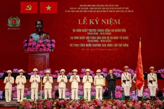Tổng Bí thư trao Huân chương Sao vàng lần thứ 5 tặng lực lượng CAND. (Nguồn: VGP)