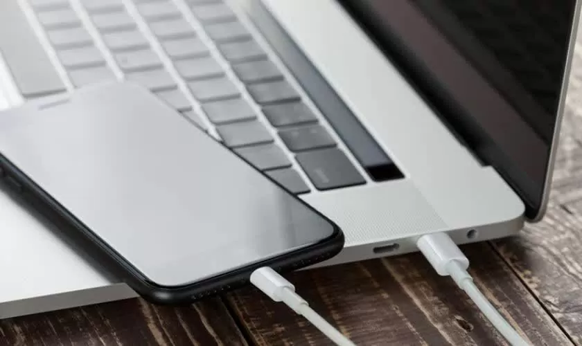 Kết nối iPhone 12 với máy tính bằng cáp Lightning Kết nối iPhone 12 với máy tính bằng cáp Lightning