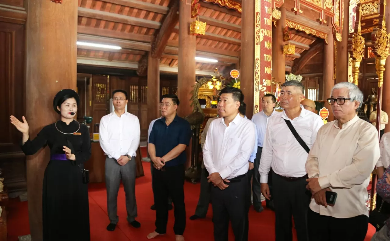 Đoàn Bộ Ngoại giao dâng dương, tham quan Khu tưởng niệm các vị tiền bối cách mạng. (Ảnh: Thành Long)