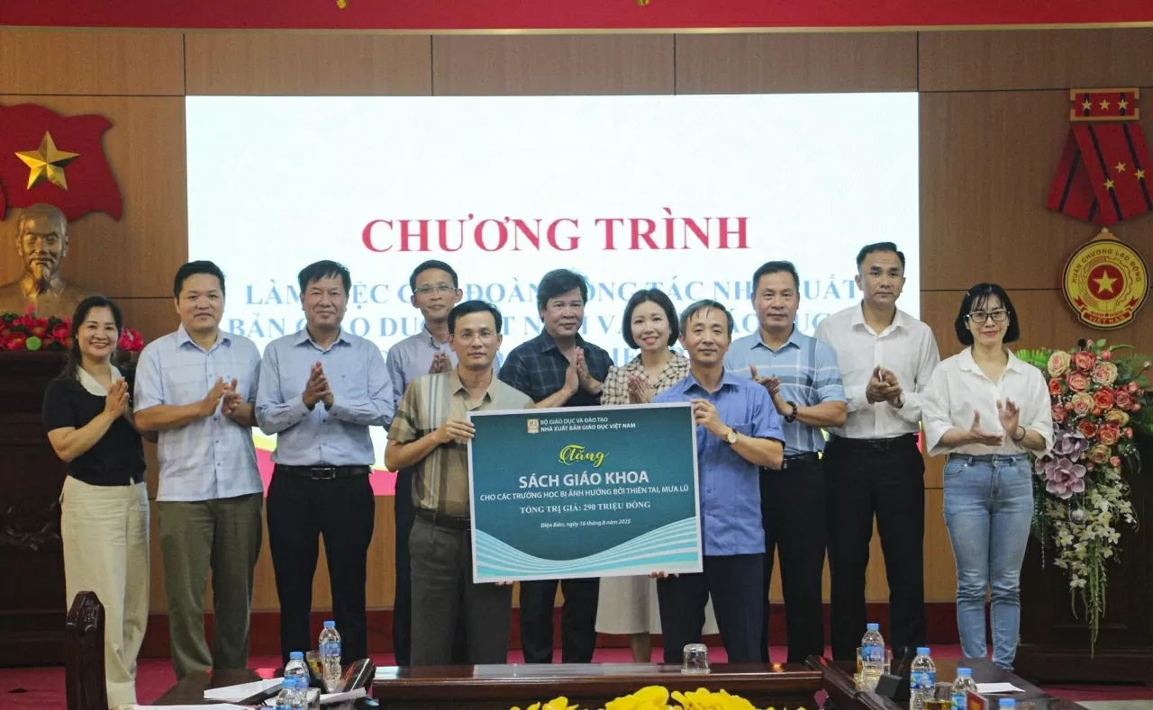 Hơn 1.200 bộ sách giáo khoa đến với học sinh vùng lũ Điện Biên Hơn 1.200 bộ sách giáo khoa đến với học sinh vùng lũ Điện Biên