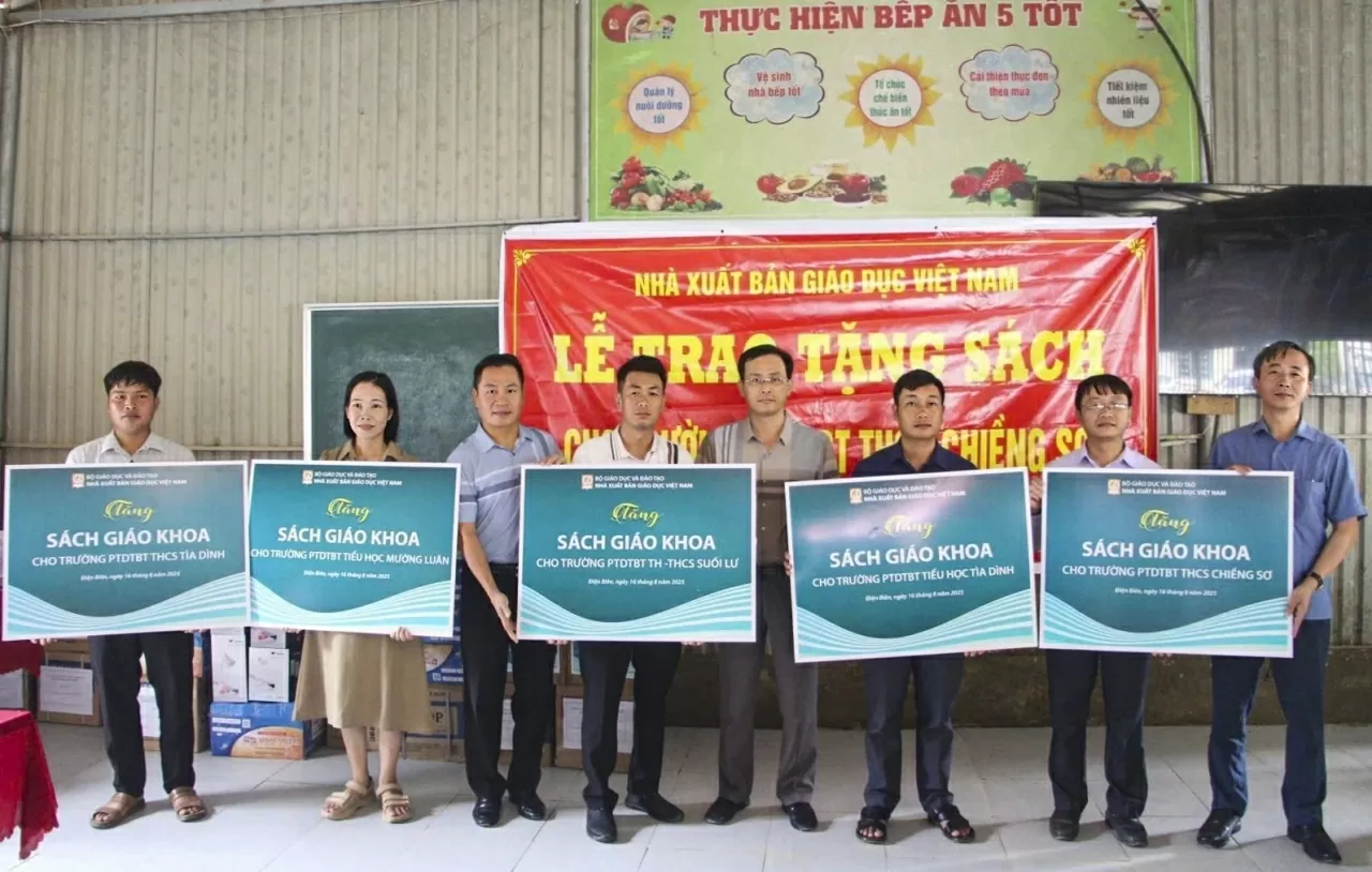 Hơn 1.200 bộ sách giáo khoa đến với học sinh vùng lũ Điện Biên Hơn 1.200 bộ sách giáo khoa đến với học sinh vùng lũ Điện Biên