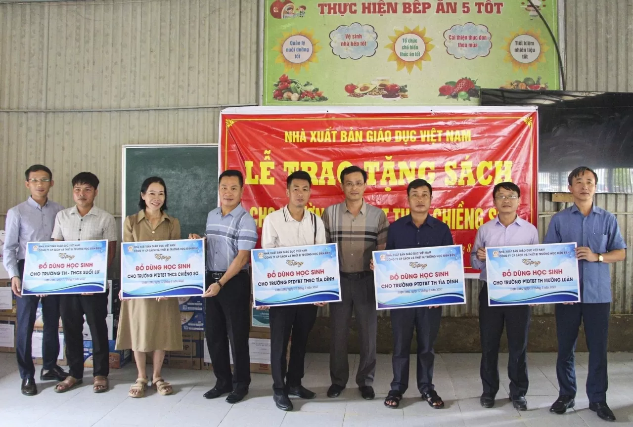 Hơn 1.200 bộ sách giáo khoa đến với học sinh vùng lũ Điện Biên Hơn 1.200 bộ sách giáo khoa đến với học sinh vùng lũ Điện Biên