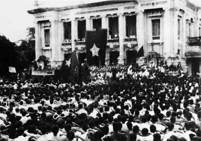 Ngày 19/8/1945, hàng vạn người dân Thủ đô tập trung trước Nhà hát Lớn Hà Nội, chào mừng cách mạng thành công. (Ảnh tư liệu TTXVN)