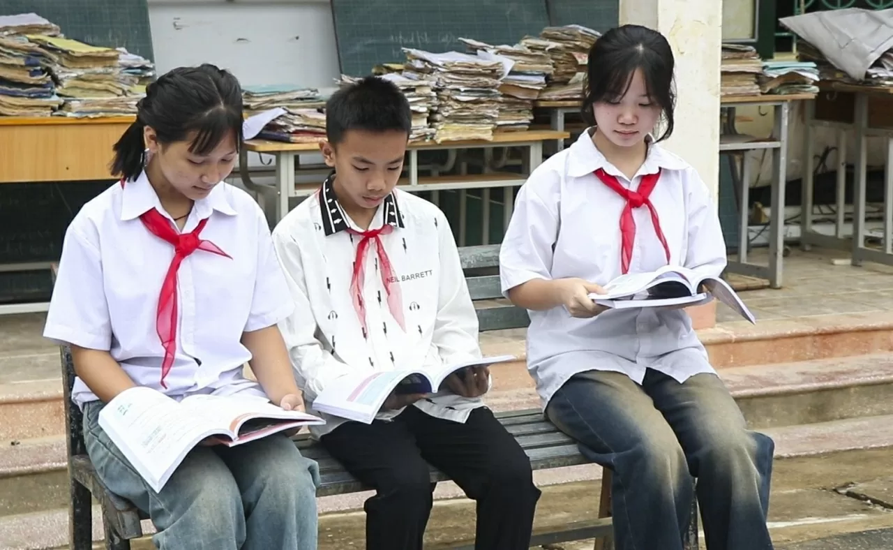 Trao tặng hơn 1.200 bộ sách giáo khoa cho học sinh vùng lũ Điện Biên Trao tặng hơn 1.200 bộ sách giáo khoa cho học sinh vùng lũ Điện Biên