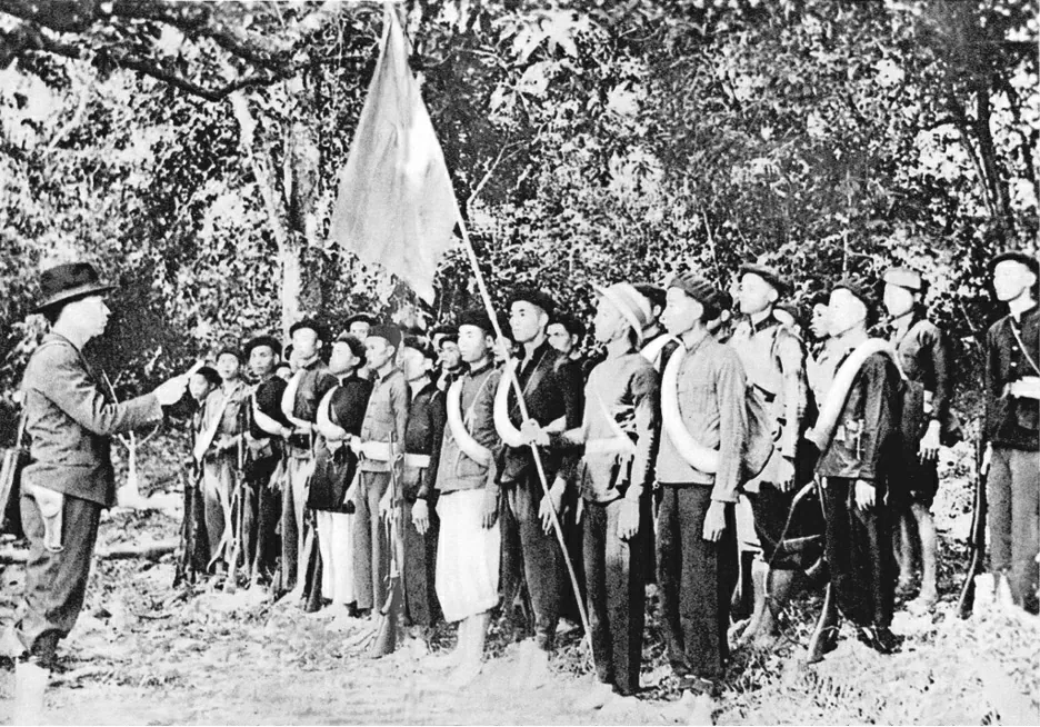 Một đơn vị giải phóng quân làm lễ xuất phát từ cây đa Tân Trào về giải phóng Thái Nguyên (16/8/1945)