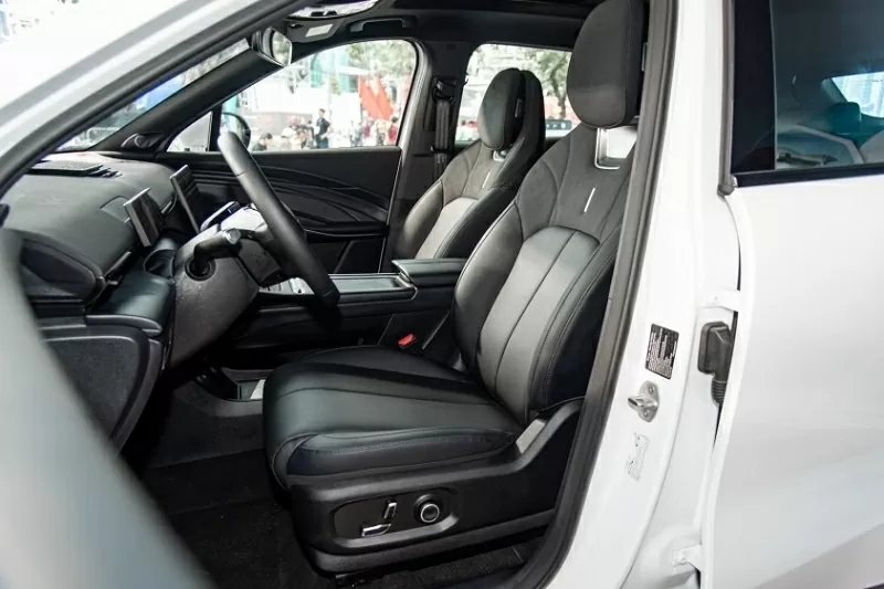 Omoda C7 được trang bị vô-lăng hai chấu bọc da, tích hợp các nút điều khiển chức năng tiện lợi. 