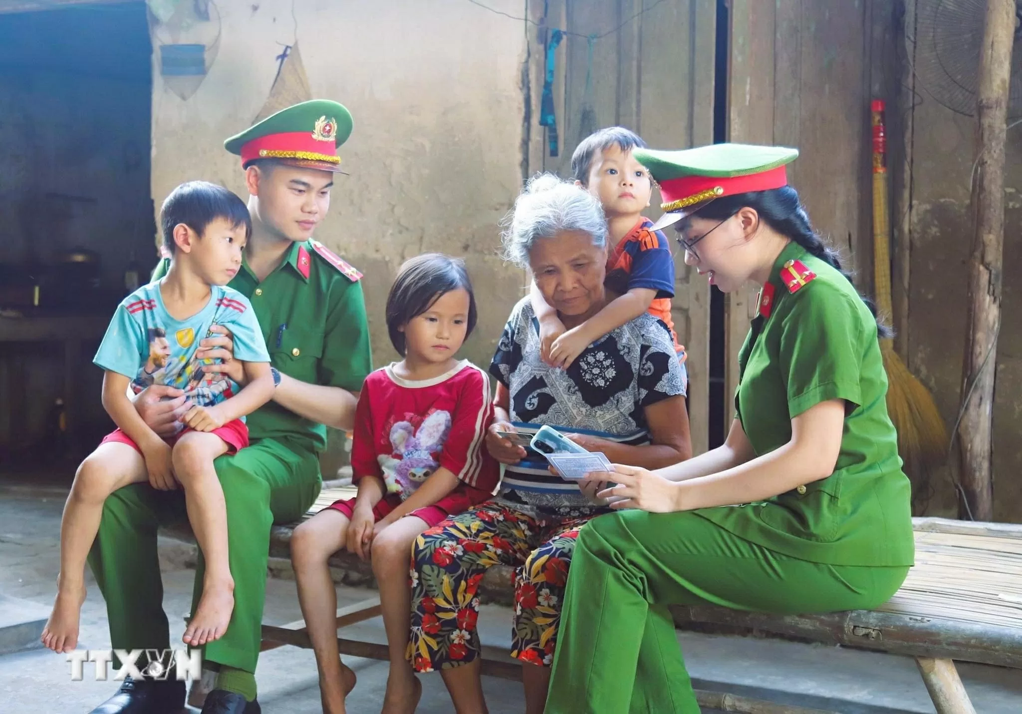 Công an nhân dân vì Đảng, vì dân