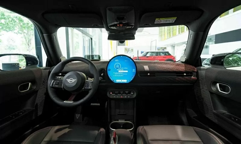 Khoang lái của John Cooper Works vẫn giữ phong cách thiết kế đặc trưng, nổi bật với màn hình OLED tròn kích thước 9,3 inch. Khoang lái của John Cooper Works vẫn giữ phong cách thiết kế đặc trưng, nổi bật với màn hình OLED tròn kích thước 9,3 inch.