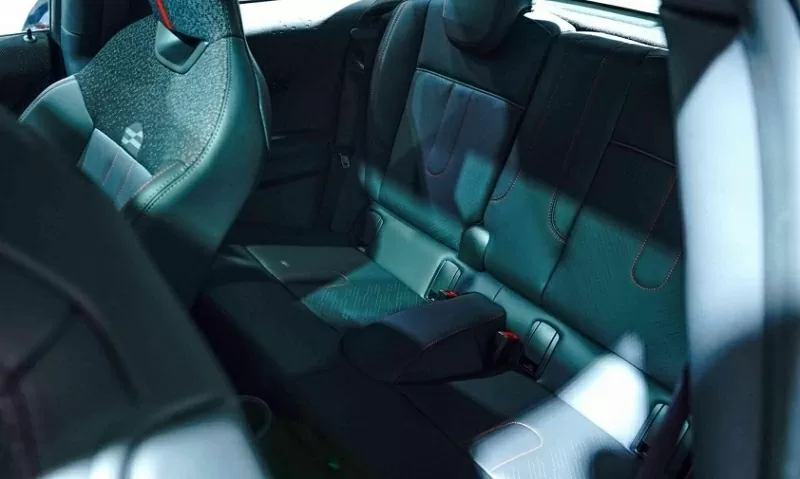 Không gian nội thất của Mini John Cooper Works được chăm chút kỹ lưỡng với sự kết hợp giữa da cao cấp và vải dệt kim polyester. Không gian nội thất của Mini John Cooper Works được chăm chút kỹ lưỡng với sự kết hợp giữa da cao cấp và vải dệt kim polyester.