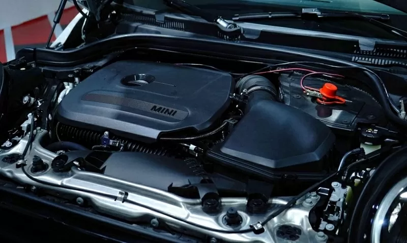 Mini John Cooper Works sở hữu khối động cơ xăng tăng áp TwinPower Turbo 2.0L mạnh mẽ.