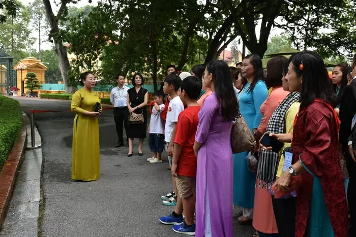 Hoạt động ngoại khoá ý nghĩa của giáo viên kiều bào tại quê hương Hoạt động ngoại khoá ý nghĩa của giáo viên kiều bào tại quê hương