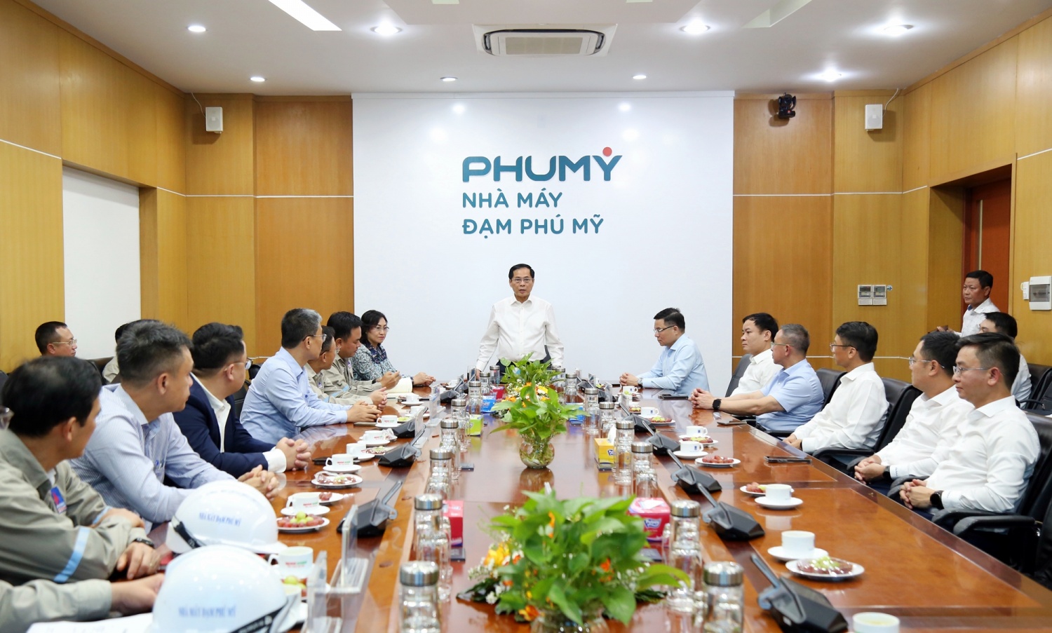 Phó Thủ tướng, Bộ trưởng Ngoại giao Bùi Thanh Sơn thăm và làm việc tại Nhà máy Đạm Phú Mỹ, PetroVietnam