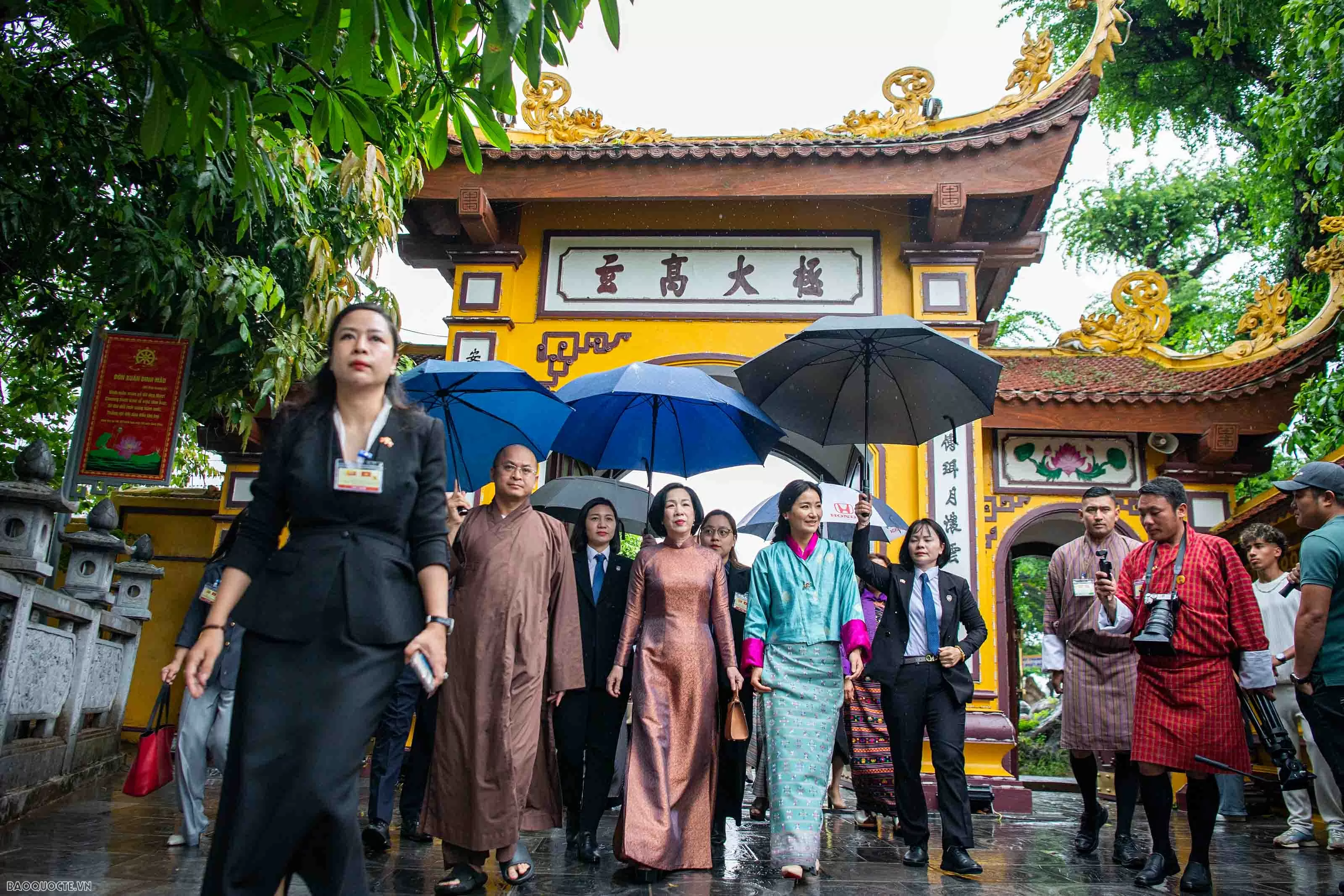 Phu nhân Chủ tịch nước và Hoàng hậu Bhutan thăm chùa Trấn Quốc