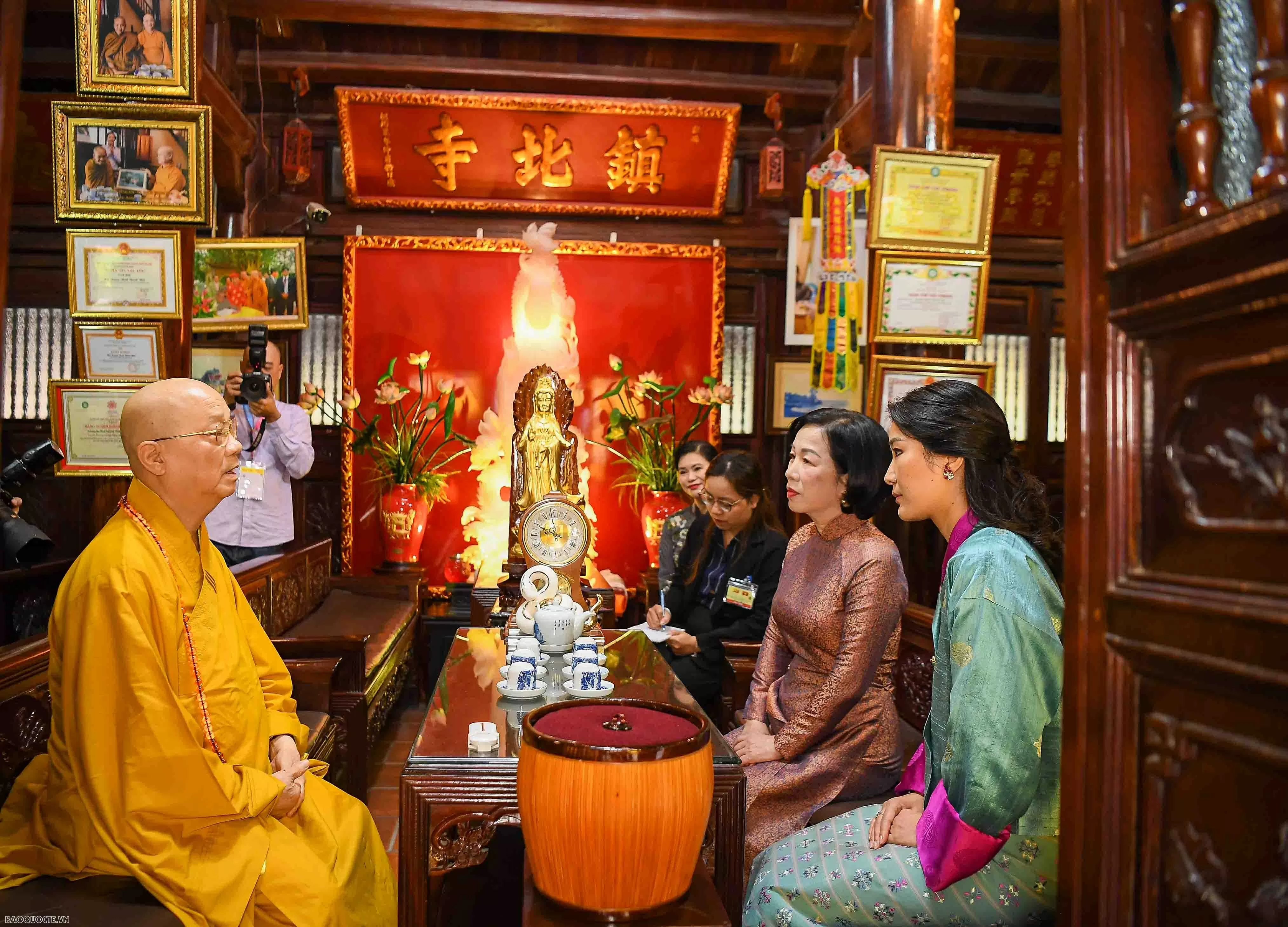 Phu nhân Chủ tịch nước và Hoàng hậu Bhutan thăm chùa Trấn Quốc