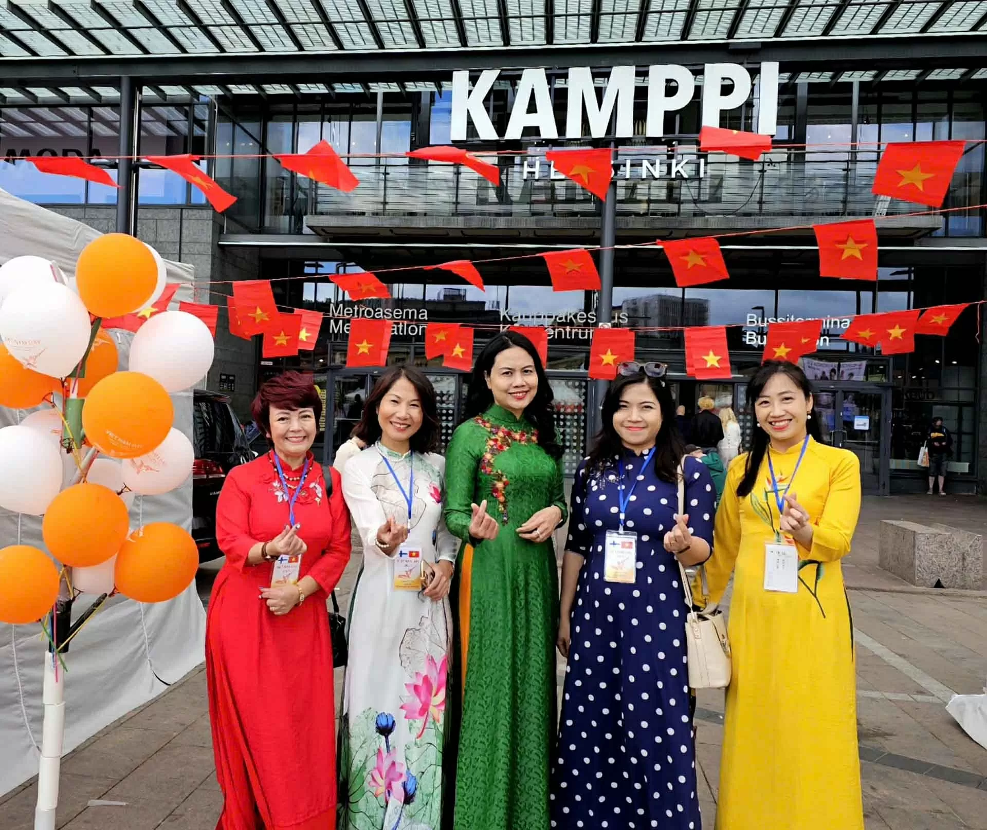 Dans le cadre de la Journée du Vietnam en Finlande 2025, les invités peuvent profiter d&apos;une riche palette d’activités imprégnées de l’identité culturelle vietnamienne. Photo : Ambassade du Vietnam en Finlande