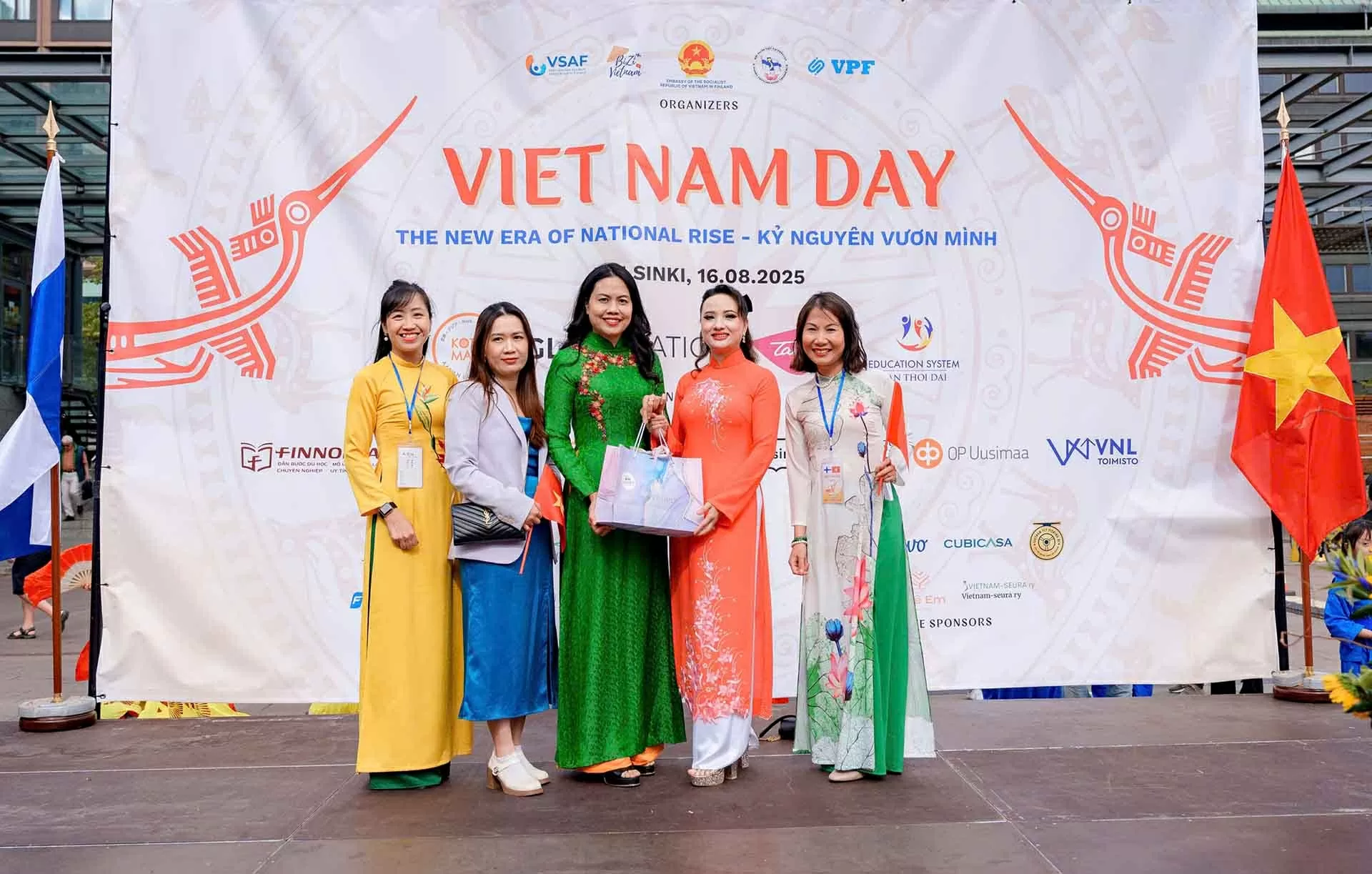 La Journée du Vietnam 2025 n’est pas seulement une fête culturelle et gastronomique, mais aussi un véritable pont consolidant l’amitié entre le Vietnam et la Finlande. Photo : Ambassade du Vietnam en Finlande