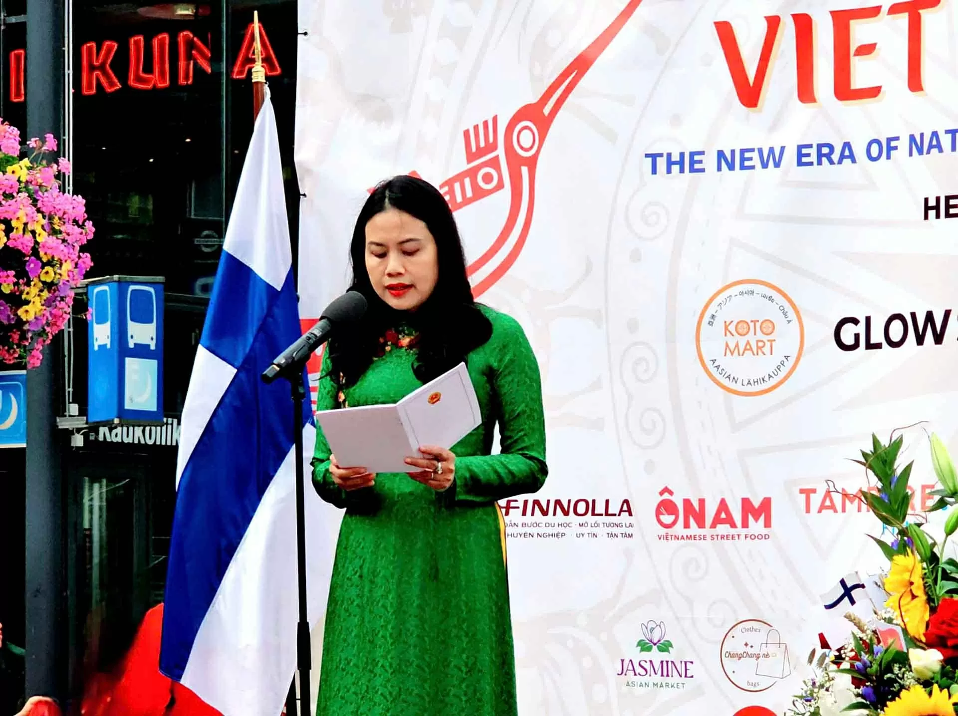 Selon l’ambassadrice Pham Thi Thanh Binh, la Journée du Vietnam en Finlande 2025 revêt une signification particulièrement importante, contribuant à renforcer la solidarité au sein de la communauté vietnamienne en Finlande, ainsi qu&apos;à approfondir les relations d’amitié et de coopération entre le Vietnam et la Finlande. Photo : Ambassade du Vietnam en Finlande