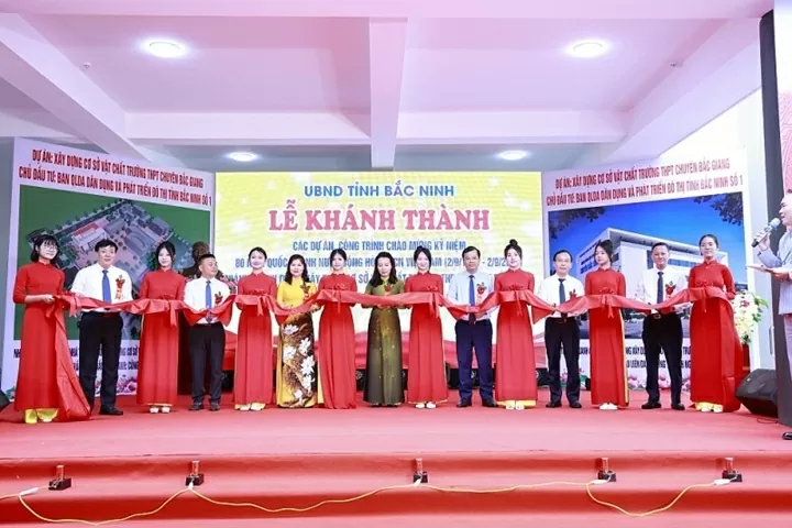Lãnh đạo tỉnh Bắc Ninh cắt băng khánh thành công trình xây dựng cơ sở vật chất Trường Trung học phổ thông Chuyên Bắc Giang tại phường Bắc Giang. Lãnh đạo tỉnh Bắc Ninh cắt băng khánh thành công trình xây dựng cơ sở vật chất Trường Trung học phổ thông Chuyên Bắc Giang tại phường Bắc Giang.