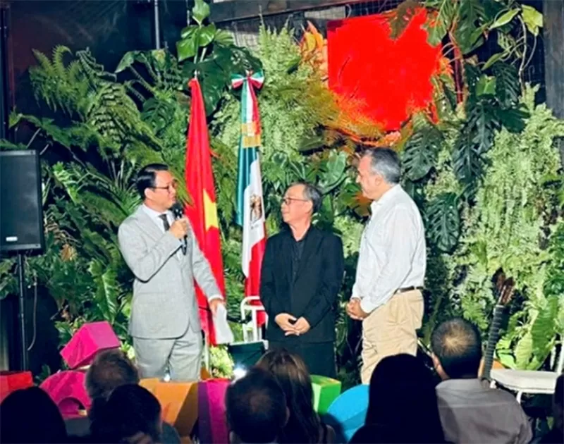 Ông Vũ Minh Anh – Lãnh sự Danh dự Mexico giao lưu với hai nghệ sĩ Mauricio và Nguyễn Thanh Huy tại đêm Nghệ sĩ guitar Maestro Mauricio: 'Tự hào là một phần của sợi dây kết nối tình hữu nghị Việt Nam - Mexico'