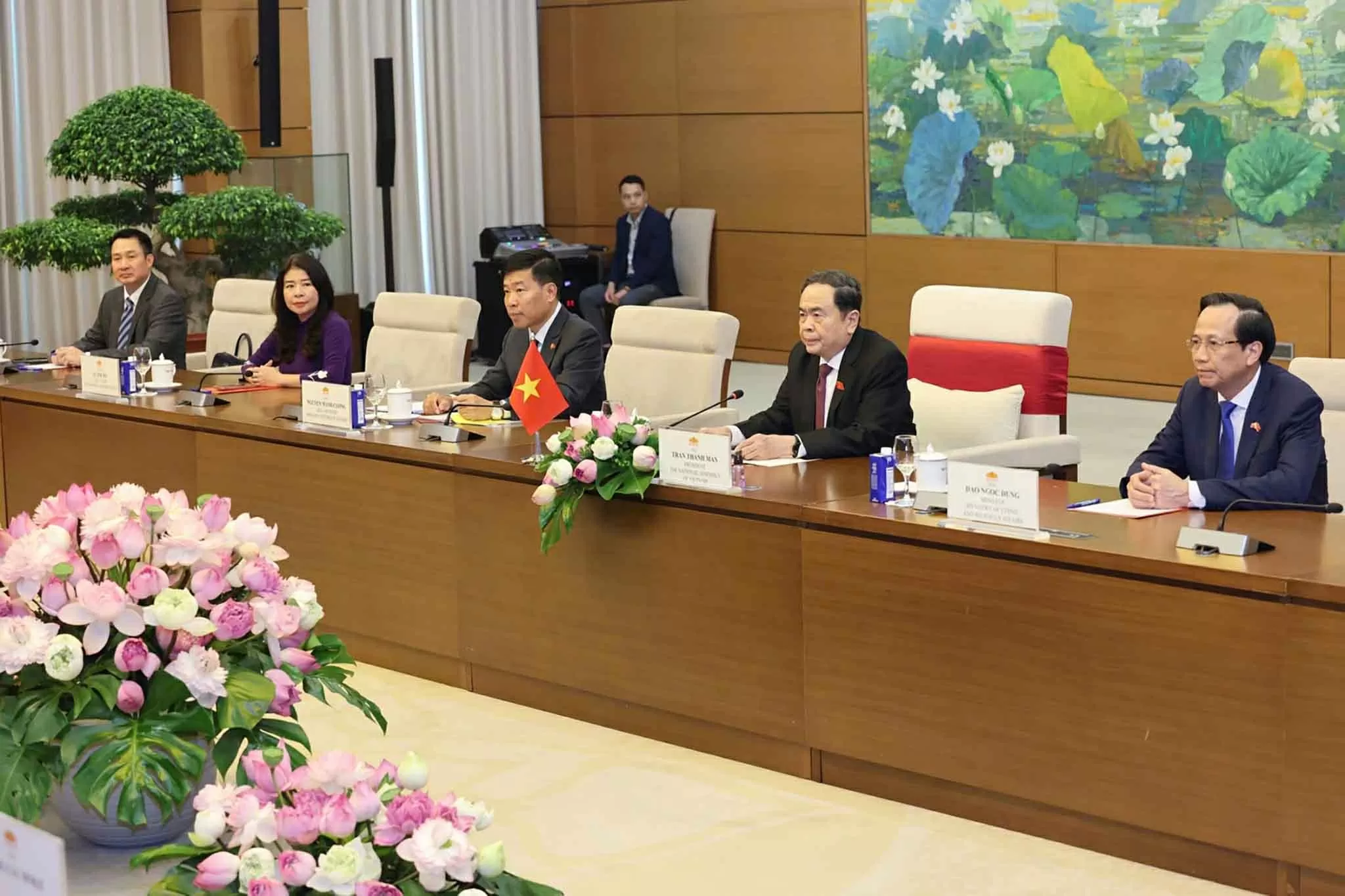 Việt Nam luôn coi trọng và mong muốn làm sâu sắc hơn nữa quan hệ với Bhutan Việt Nam luôn coi trọng và mong muốn làm sâu sắc hơn nữa quan hệ với Bhutan